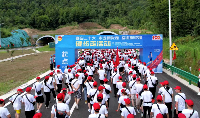 池州市團(tuán)委“喜迎二十大、奮進(jìn)新征程、永遠(yuǎn)跟黨走”健步走活動(dòng)在公司G318項(xiàng)目舉行6